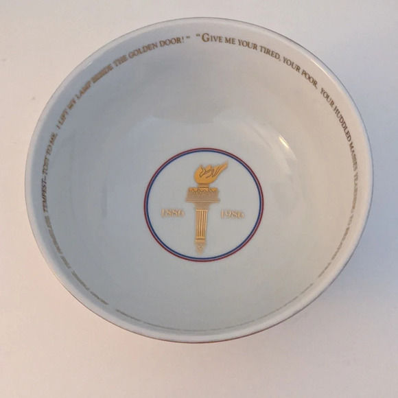 AVON VTG Statue Liberty Bowl 1985 Ceramic Torch Flame  Wood Base Commemorative - Picture 2 of 10